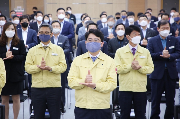 덕분에 챌린지 캠페인에 동참하고 있는 맹정호 서산시장과 서산시 공무원들