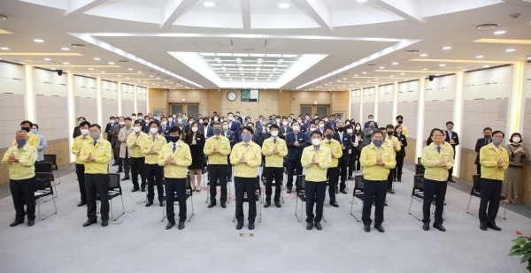 덕분에 챌린지 캠페인에 동참하고 있는 맹정호 서산시장과 서산시 공무원들