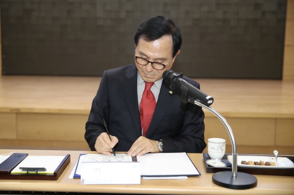 실현기술개발 지원사업 업무협약 체결에 서명하는 박상돈 시장