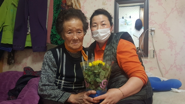 독거노인 봄꽃 전달 장면