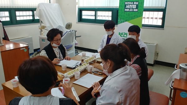 한산면보건지소는 4일 보건지소 회의실에서 내과 공중보건의를 중심으로 한의과 공중보건의, 보건소 지역돌봄팀, 방문보건팀장 및 사업담당자 등 7명이 참여한 가운데 내부 사례회의 개최