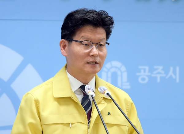 제76차 정례브리핑 중인 김정섭 공주시장