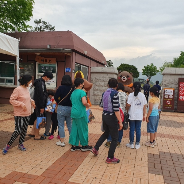 김정섭 시장, 지난 5일 석장리박물관에서 코로나19로 개학 연기와 어린이날 기념식 취소 등으로 실의에 빠진 어린이들을 찾아 격려했다