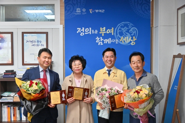 군정발전 유공자 표창 수여 장면