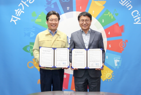 오른쪽 안동일 현대제철 사장