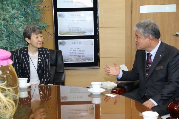 정재숙 문화재청장과 문정우 금산군수가 금산의 문화재에 대한 논의를 하고 있다.