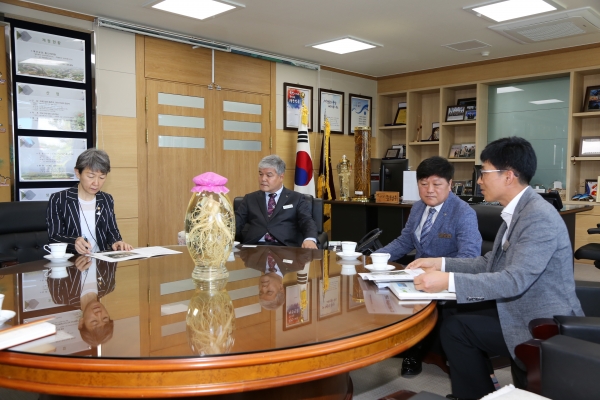 정재숙 문화재청장과 문정우 금산군수가 금산의 문화재에 대한 논의를 하고 있다.