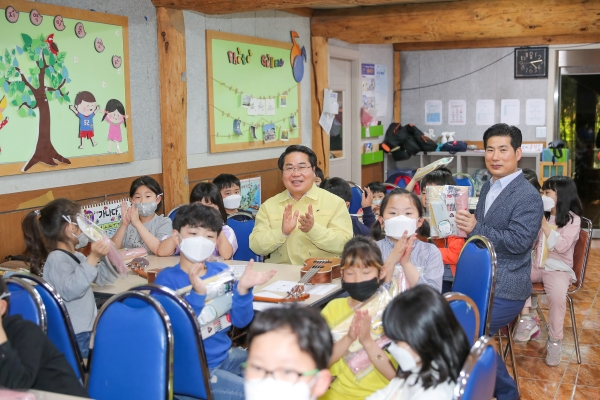 아동복지시설 어린이날 후원물품 전달 사진