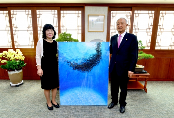 기증한 작품 앞에서 이근화 화백(왼쪽)과 백석대 장택현 대학혁신위원장(오른쪽)이 기념촬영을 하고 있다.