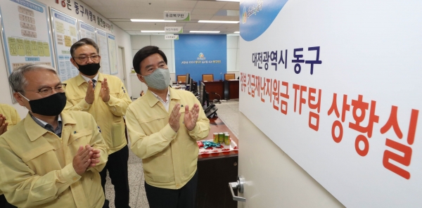 현판식 참석자들이 박수를 치고 있다. (사진 왼쪽부터 임근창 동구 부구청장, 권태웅 동구 생활지원국장, 황인호 동구청장)