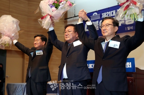 더불어민주당은 7일 21대 총선 당선인 총회를 열고 대표적 친문 당권파인 김태년 의원 (가운데)를 원내대표로 선출했다.