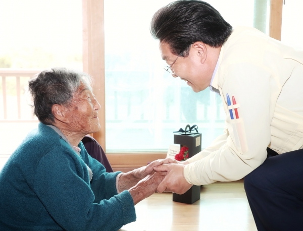 김홍장 당진시장 '제48회 어버이날' 맞아 장수어르신 가구 방문 모습