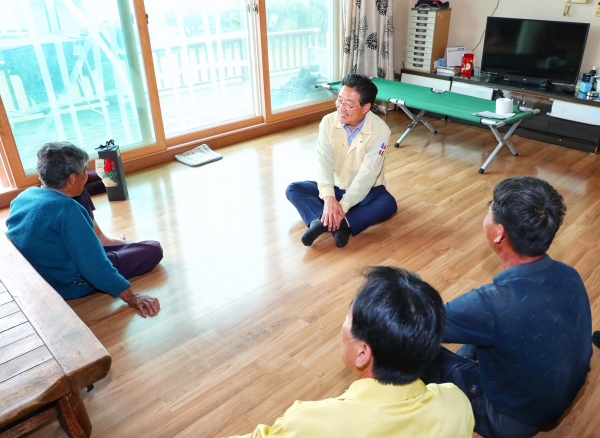 김홍장 당진시장 '제48회 어버이날' 맞아 장수어르신 가구 방문 모습