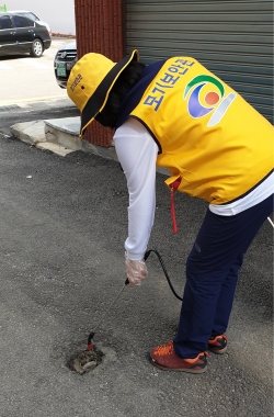 천안시 서북구보건소 감염병대응센터 모기보안관들이 거리를 소독하고 있다.