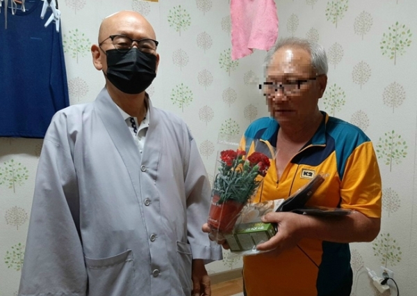 장곡스님이 취약계층어르신에 어버이날맞이 선물 전달 모습