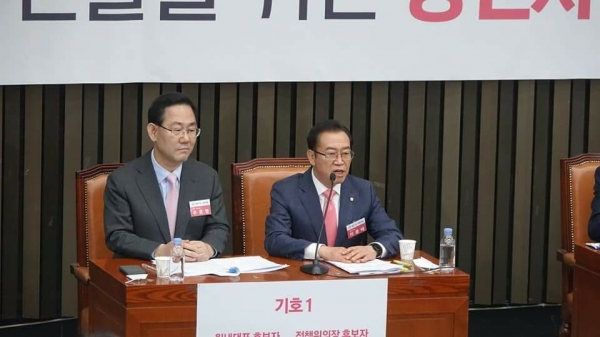 미래통합당의 새로운 원내사령탑으로 선출된 주호영 의원과 정책위의장을 맡은 이종배 의원.