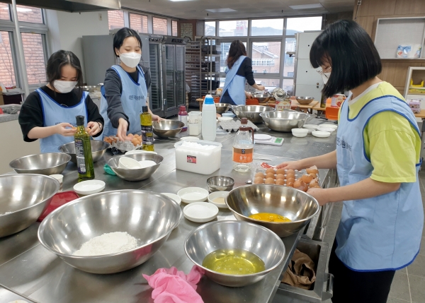 ‘롤케이크 만들기 봉사’ 모습.