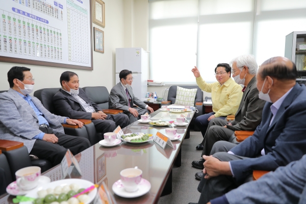 오세현 아산시장이 대한노인회 아산시지회 임원들과 기념촬영하고 있다.
