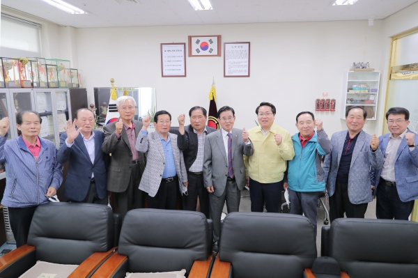 오세현 아산시장이 대한노인회 아산시지회 임원들과 기념촬영하고 있다.