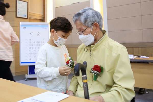 지난 8일 제48회 어버이날을 맞이해 지역사회에 모범이 된 장한어버이에 대한 표창 수여식을 개최했다