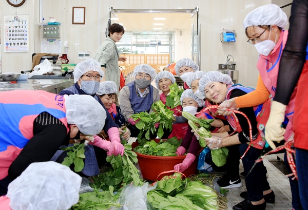 맹정호 서산시장과 생활개선서산시연합회회원들이 봉사활동에 참여해 김치를 담그고, 꾸러미를 만들고 있다.