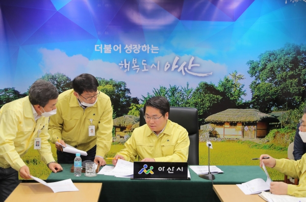 긴급생활안정자금 지원을 협의하기 위한 충남도 주재 영상회의 모습