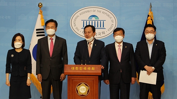 21대 국회 전주혜, 유상범 당선자, 이은권, 정점식, 김성원 의원 (왼쪽부터)은 12일 국회에서 '더불어민주당 황운하 치안감의 총선 당선은 무효'라는 취지의 성명을 발표했다.