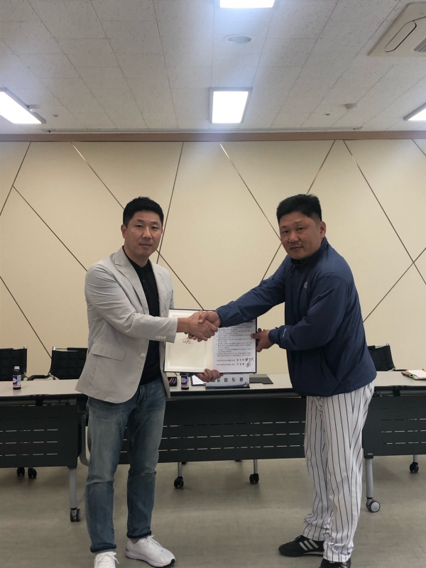 아산시야구소프트볼협회와 배방야구연합회 상생협의서 체결/ (좌로부터) 아산시야구소프트볼협회 정우천 회장, 배방야구연합회 이호형 회장