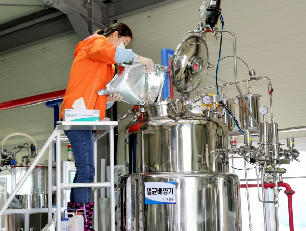 유용미생물(EM) 배부 모습.