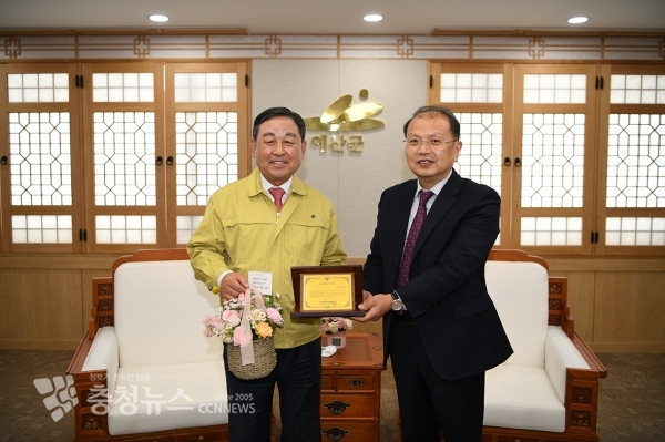 황선봉 군수(왼쪽)가 문해교육상을 전달 받는 모습