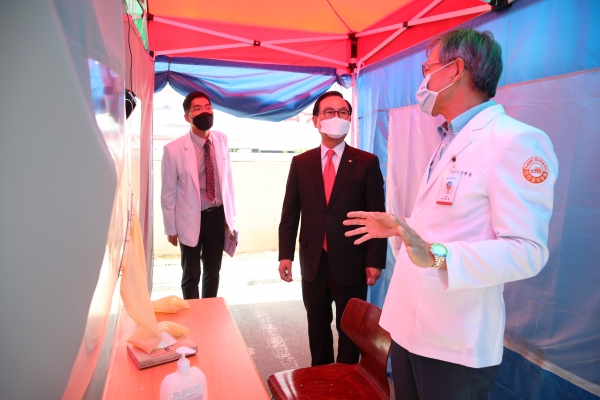 박상돈 천안시장이 지난 7일 선별진료소를 운영하고 있는 천안충무병원을 격려 방문해 의료진과 근무자들과 인사를 나누고 있다.