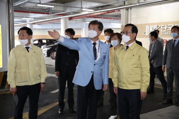 박상돈 천안시장이 코로나19 대응현장을 점검하고 있는 모습