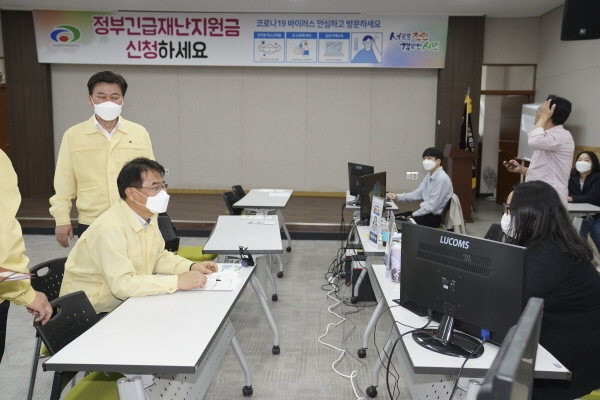 윤종인 행정안전부 차관이 지난 13일 오후 천안시를 방문해 긴급재난지원금 지원사항과 민생현장을 점검했다.