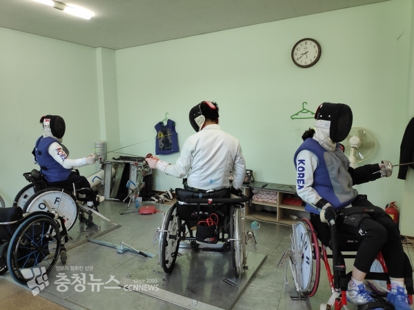 펜싱 연습 중인 장애인운동부