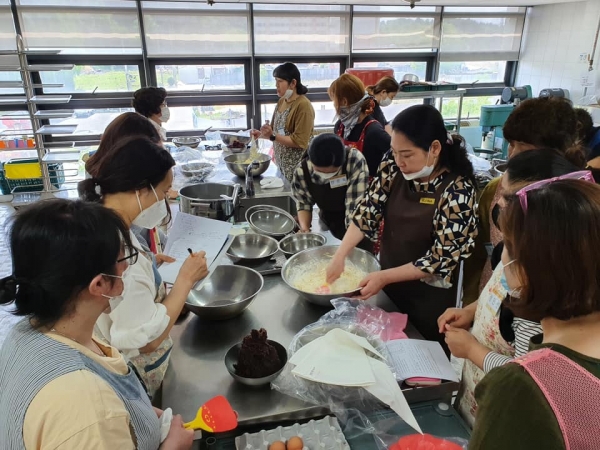 여성농업인교육 제과·제빵 과정 실습 모습