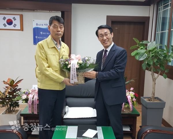 왼쪽부터 주도연 교육장과 이용록 부군수