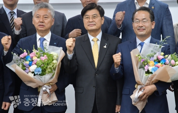 이춘희(가운데) 세종시장과 더불어민주당 홍성국(왼쪽), 강준현 국회의원 당선인이 원팀을 강조하며 협력체계 구축에 공감대를 나타냈다. / 충청뉴스 이성현 기자