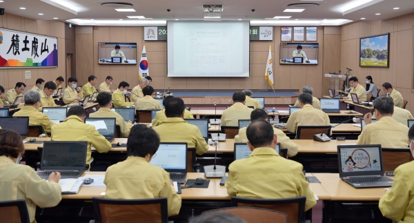 공주시 코로나19 일일대책회의 및 주간업무계획보고 개최 모습