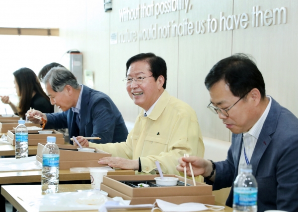'힘내라 도시락데이'에 참여한 장종태 서구청장과 공무원들