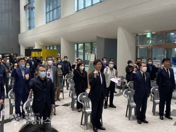 님을 위한 행진곡을 부르고 있는 참석자들