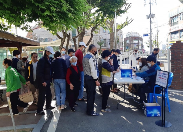 부춘동행정복지센터 직원들이 부춘아파트를 찾아가 저소득층에 소비쿠폰을 배부하고 있다.