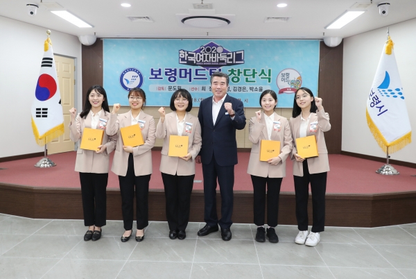 한국여자바둑리그 보령머드팀 창단식(좌측부터 문도원 감독, 최정9단,강다정2단, 김동일 시장, 김경은 1단, 박소율1단)