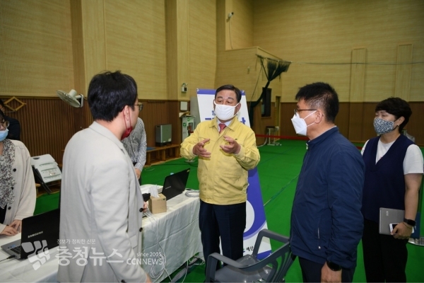 황선봉 예산군수가 정부 긴급재난지원금 접수 현장을 점검하는 모습