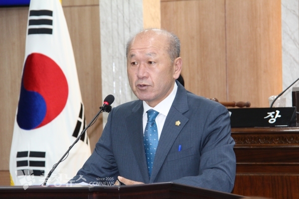 윤용관 의원이 20일 청정 내포신도시 조성과 관련, 5분발언을 하고 있다.