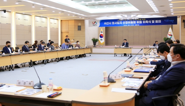 대회의실 청사입지위원회 회의 진행 모습