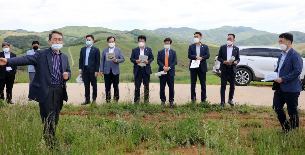 20일 서산시의회 산업건설위원회(위원장 안효돈)는 운산 한우목장 웰빙산책로 조성사업 예정지와 거점소독시설 토지 매입 대상지를 방문해 사업 계획을 청취하고 현장 확인을 통해 예산 사업 타당성을 검토했다.