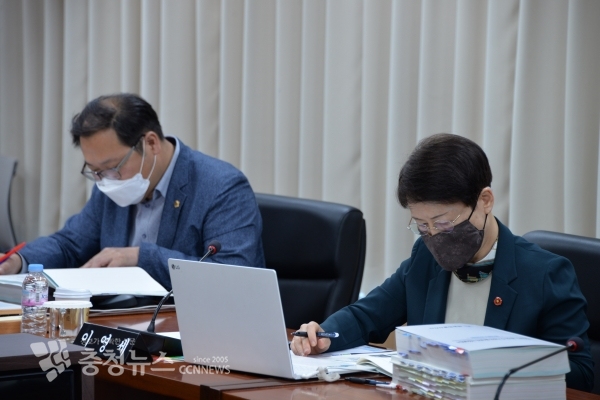 좌로부터 안찬영. 이영세 부의장