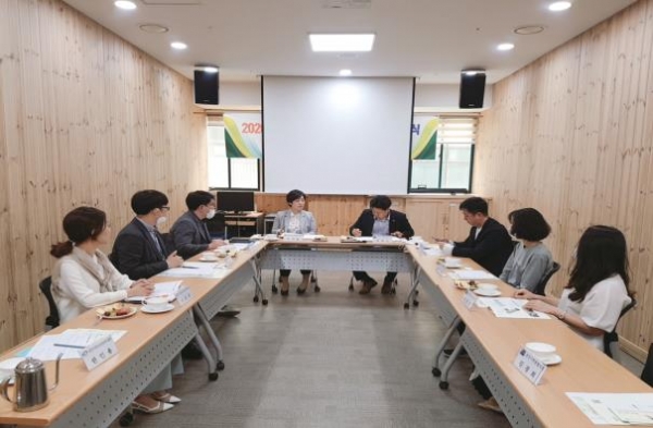 천안시청소년상담복지센터와 천안시학원협의회가 지난 21일 위기청소년 지원방안을 논의하고 있다.