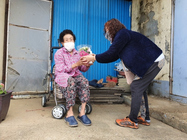 반려식물 전달 장면