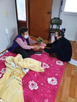 반려식물 전달 장면